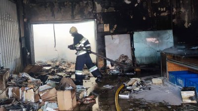 У Житомирі стовп диму в районі вокзалу: горить цех та склад фабрики У Житомирі стовп диму в районі вокзалу: горить цех та склад фабрики