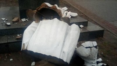 У Харкові розбили пам'ятник Максиму Горькому У Харкові розбили пам'ятник Максиму Горькому