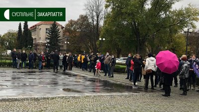Мітинг біля Закарпатської ОДА