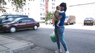 Сидіти вдома не можуть: У Черкасах подружжя волонтерить із двомісячною дитиною Сидіти вдома не можуть: У Черкасах подружжя волонтерить із двомісячною дитиною