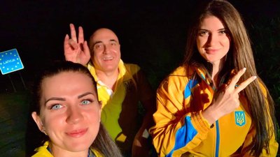 Марина Полапа (ліворуч), її тренер Лернік Матосян і Ірина Лукашук (праворуч) Марина Полапа (ліворуч), її тренер Лернік Матосян і Ірина Лукашук (праворуч)