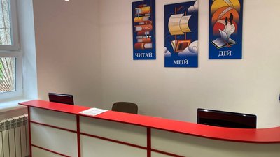 У Тернополі в бібліотеці облаштували зал для читання та зустрічей У Тернополі в бібліотеці облаштували зал для читання та зустрічей