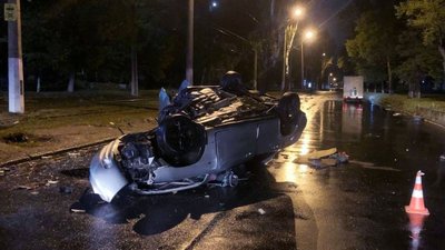 В Одесі легковик зіштовхнувся з деревом: одна людина загинула, ще – двоє травмувалися