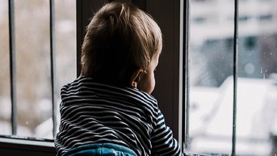 В Одесі трирічна дитина зачинилася в квартирі: двері відкривали рятувальники