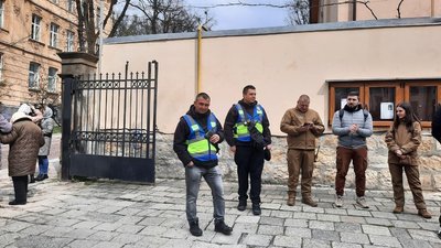 Біля церкви патрулювала поліція Біля церкви патрулювала поліція