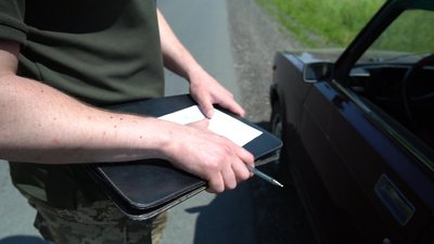 "Чого ти не в Бахмуті?". Історія військовослужбовця з Сумщини, який роздає повістки