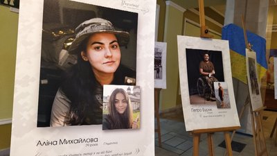 У Львові до Дня добровольця відкрили виставку "Українці за покликом серця"
