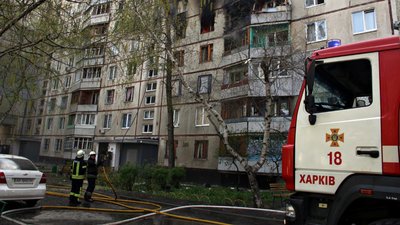 У Харкові російський снаряд влучив у 12-поверхівку: пожежу загасили У Харкові російський снаряд влучив у 12-поверхівку: пожежу загасили