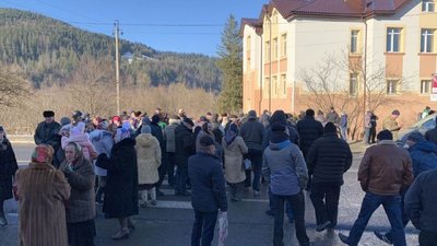 У Микуличині на Прикарпатті другий день перекривають дорогу У Микуличині на Прикарпатті другий день перекривають дорогу