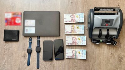 Вилучені у підозрюваних гроші, телефони, картки