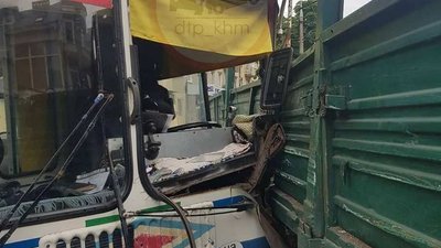 Кошти на ремонт тролейбусу КП "Електротранс" планує стягнути з страхової компанії або з самого винуватця ДТП через суд. Фото: з соціальних мереж групи dtp_khm. Кошти на ремонт тролейбусу КП "Електротранс" планує стягнути з страхової компанії або з самого винуватця ДТП через суд. Фото: з соціальних мереж групи dtp_khm.