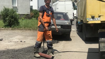 "Лилася водоспадом". У Франківську на дорогу майже два тижні витікає водопровідна вода "Лилася водоспадом". У Франківську на дорогу майже два тижні витікає водопровідна вода