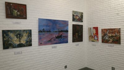 Сюжети з життя міста: рівнянка презентує свою першу виставку Сюжети з життя міста: рівнянка презентує свою першу виставку