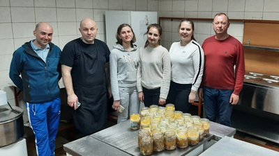 У Бурштині на Івано-Франківщині волонтери виготовляють консерви з м’ясними кашами на фронт