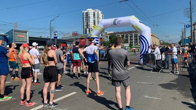 Харківський напівмарафон: спортсмени скидають маски на землю після старту Харківський напівмарафон: спортсмени скидають маски на землю після старту