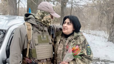 «Одягни шапку, а він мені "ну мам, ми ж в армії"». Військова психологиня з Чернівців з синами поїхала на фронт «Одягни шапку, а він мені "ну мам, ми ж в армії"». Військова психологиня з Чернівців з синами поїхала на фронт