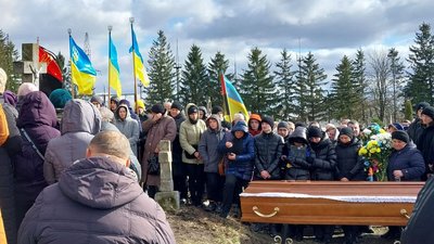 У громадах на Тернопільщині в останню дорогу провели двох бійців