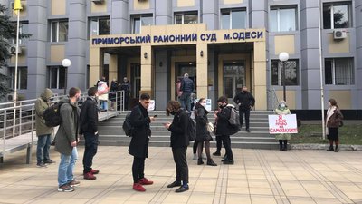 Справа про напад: Стерненка привезли до суду, під будівлею чергує поліція. Текстовий онлайн Справа про напад: Стерненка привезли до суду, під будівлею чергує поліція. Текстовий онлайн