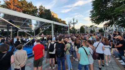 День Конституції: на площі перед Верховною радою розпочався святковий концерт класичної музики День Конституції: на площі перед Верховною радою розпочався святковий концерт класичної музики