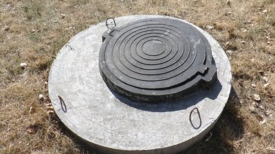У миколаївських школах замінюють кришки на каналізаційних колодязях У миколаївських школах замінюють кришки на каналізаційних колодязях