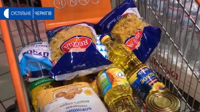 Чернігівка у карантин почала розвозити продукти у села і допомагати нужденній родині