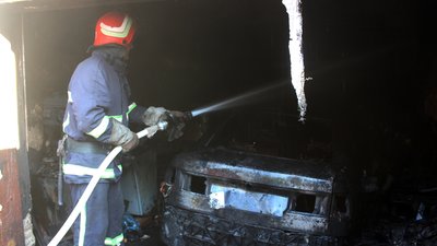 У Хмельницькому горів гараж з газовим балоном та каністрами з пальним
