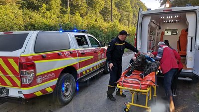 "Швидка" на Закарпатті не могла доїхати 11 км до пацієнта. Медиків везли рятувальники