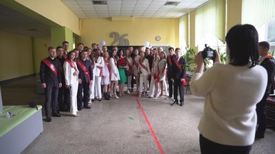 Захисні маски і стрічки "Випускник — 2021". Для вінницьких 11-класників пролунав останній дзвоник Захисні маски і стрічки "Випускник — 2021". Для вінницьких 11-класників пролунав останній дзвоник