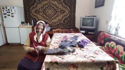 Жителька Тернопільщини в'яже шкарпетки для українських бійців Жителька Тернопільщини в'яже шкарпетки для українських бійців