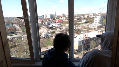 Заклеюють вікна та розбирають завали у зруйнованому гуртожитку в Чернігові Заклеюють вікна та розбирають завали у зруйнованому гуртожитку в Чернігові