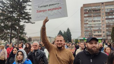 У Черкасах під міськрадою містяни вимагали гроші на військових У Черкасах під міськрадою містяни вимагали гроші на військових