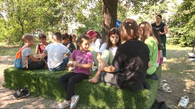 Для уроків на подвір'ї: у черкаській школі під деревами облаштовують зелені "острівки"