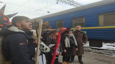 Тернополяни з повстанським вертепом вирушили на схід Тернополяни з повстанським вертепом вирушили на схід