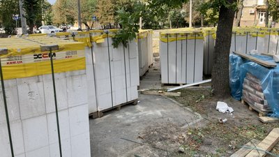 У Харкові відновлюють п'ятиповерхівку, яку пошкодила російська ракета У Харкові відновлюють п'ятиповерхівку, яку пошкодила російська ракета