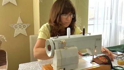 Полтавка Ірина Григорова шиє маски та дарує їх поліцейським і медикам