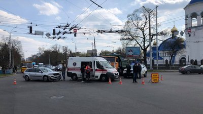 У Чернігові вантажівка врізалась у «швидку» У Чернігові вантажівка врізалась у «швидку»