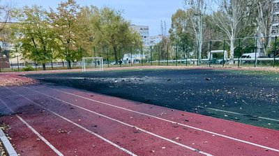 Дрон упав на стадіон школи у Дніпрі