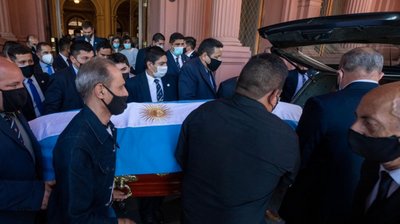 Публічну церемонію прощання з Марадоною припинили передчасно Публічну церемонію прощання з Марадоною припинили передчасно