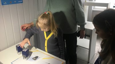 У Сумах презентували новорічну марку "Роз’єднані війною" У Сумах презентували новорічну марку "Роз’єднані війною"