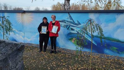 Викладачки художньої школи біля муралу з військовим літаком, листопад 2023, Старокостянтинів Викладачки художньої школи біля муралу з військовим літаком, листопад 2023, Старокостянтинів