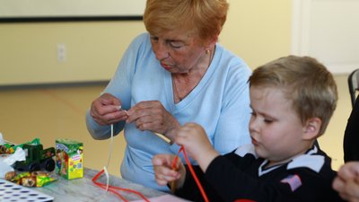 Родини військовослужбовців створюють аплікації з паперу, 31 травня 2025 року, Миколаїв Родини військовослужбовців створюють аплікації з паперу, 31 травня 2025 року, Миколаїв