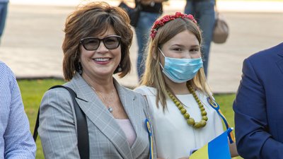 Біля Дніпропетровської ОДА урочисто підняли Державний Прапор України Біля Дніпропетровської ОДА урочисто підняли Державний Прапор України
