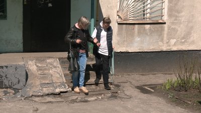 У Харкові жінка з інвалідністю пів року чекає на встановлення пандусу біля під'їзду