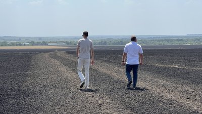 Олексій Калюжний і згорівше поле Олексій Калюжний і згорівше поле