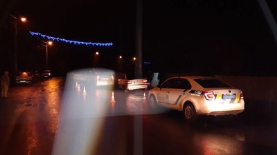 На Івано-Франківщині водій в’їхав у три поліцейських автомобілі