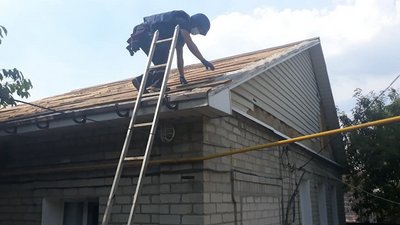 "У бронежилетах та касках": рятувальники Рівненщини відновлюють будинки на Сході