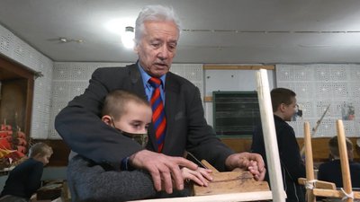 Черкащанин Іван Назаренко вчить дітей судномоделювання Черкащанин Іван Назаренко вчить дітей судномоделювання