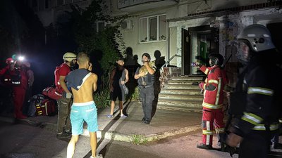 Одесу атакували "шахеди": у місті пролунали вибухи, видно пожежу, пошкоджені будинки
