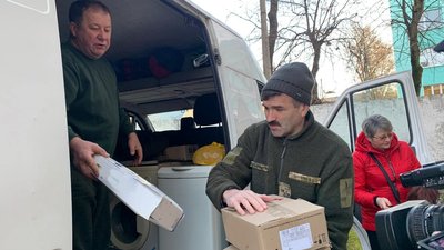 Тернопільські волонтери везуть військовим мотоцикл та три тонни допомоги Тернопільські волонтери везуть військовим мотоцикл та три тонни допомоги