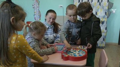 У франківському центрі розвитку "Янголи поруч" волонтери безкоштовно навчають дітей-переселенців